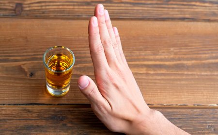 Алкоголь стоит на столе